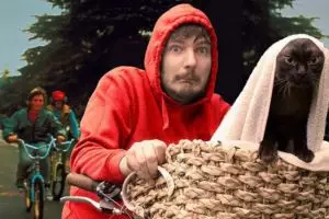 5 Foto pria bersama kucing tirukan adegan film ini bikin takjub