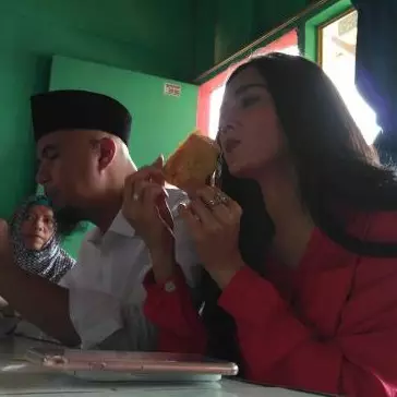 8 Gaya Mulan dampingi Ahmad Dhani kampanye, tetap hits nggak ya?