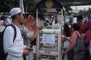 Massa aksi ‘Super Damai 212’ dapat makan hingga sajadah gratis