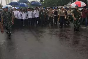 Hujan deras, Jokowi salat Jumat bareng peserta Aksi Damai 212 