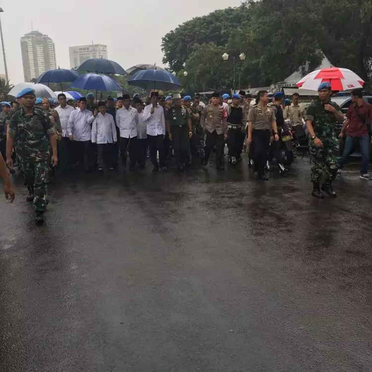 Hujan deras, Jokowi salat Jumat bareng peserta Aksi Damai 212 