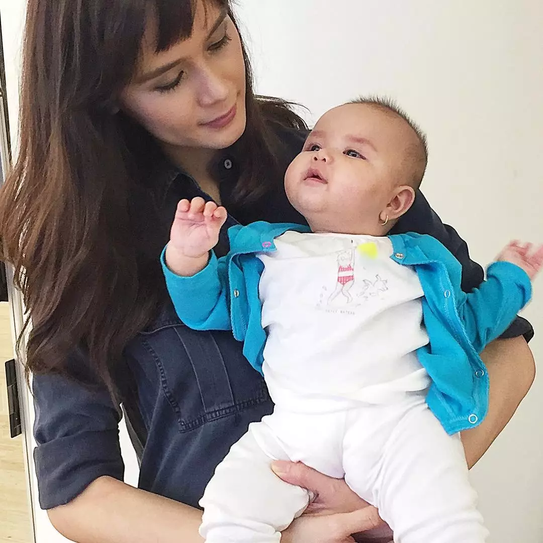 10 Foto Clover Satin Albar, anak kedua Fachri Albar yang lucu abis