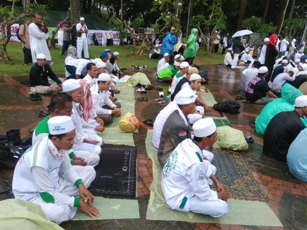 13 Foto rangkuman aksi damai 212 dari pagi hingga usai