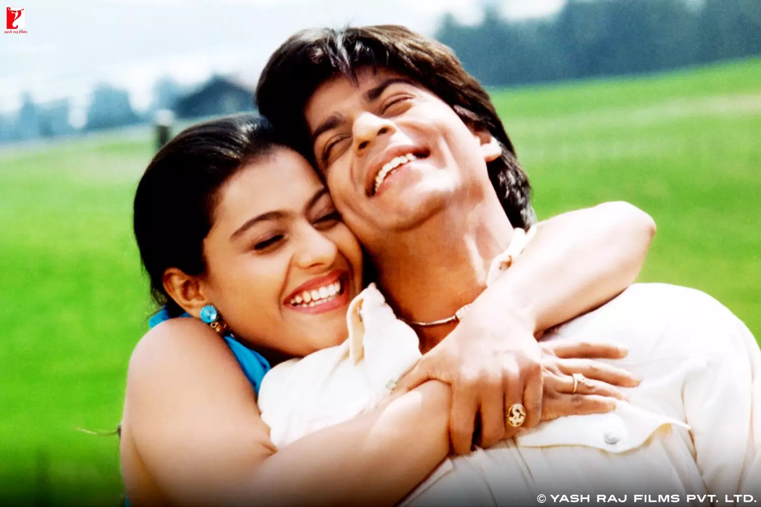 15 Momen romantis Shah Rukh Khan &amp; Kajol di film, jangan baper ya