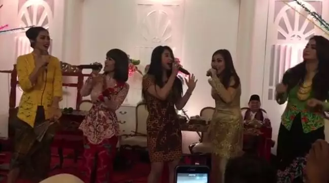 Jupe nyanyi bareng Depe, Jedar, dan Ayu Ting Ting, cie udah akur nih