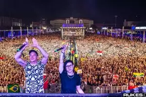 Ladies, ini alas kaki yang pas buat kamu nonton festival musik digital