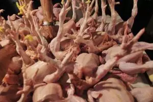 Licik, ini trik pedagang bikin daging ayamnya terlihat gemuk