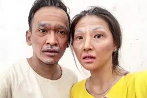 Pasangan artis ini ubah wajahnya jadi tua pakai makeup, kamu pangling?