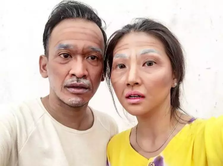 Pasangan artis ini ubah wajahnya jadi tua pakai makeup, kamu pangling?
