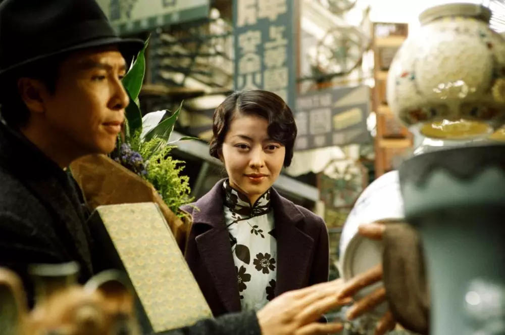 15 Foto perubahan Lynn Hung 'istri Ip Man', cantiknya tak pernah pudar