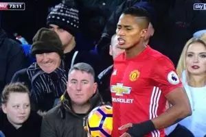 Ini sosok cewek misterius berjaket Chelsea di pertandingan Everton-MU