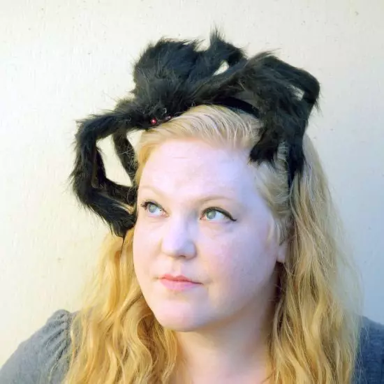 Tak melulu motif bunga, 12 bando ini unik dan nyeleneh abis 