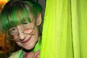 Nenek ini pakai serba hijau dari kepala sampai kaki selama 20 tahun