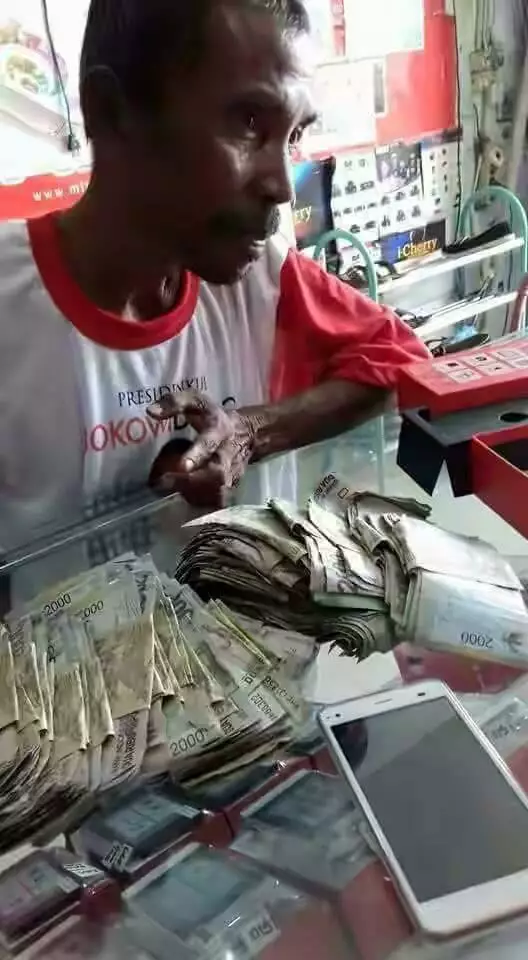 Kisah bapak belikan HP anaknya pakai pecahan Rp 2 ribu ini bikin haru