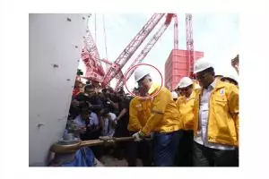 Potret PM Malaysia pakai helm ini jadi candaan netizen, duh kenapa ya?