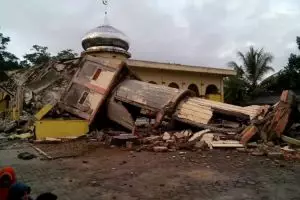 Masjid ambruk, warga Aceh salat Jumat di antara reruntuhan 