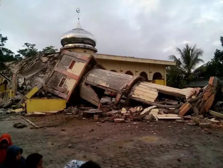 Masjid ambruk, warga Aceh salat Jumat di antara reruntuhan 