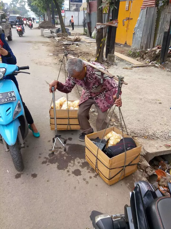 Kisah kakek asal Garut jualan sambil pakai tongkat ini bikin mewek