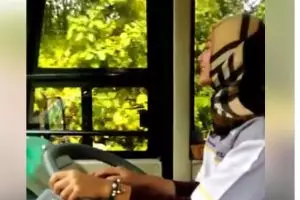 Aksi sopir bus berhijab ini buat netizen gagal fokus, salam telolet ya
