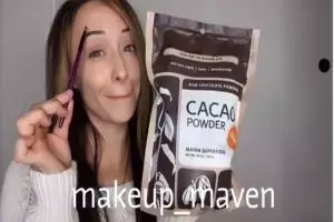 Dari madu sampai cokelat, cewek ini bermakeup pakai bahan makanan lho