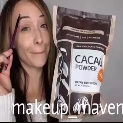 Dari madu sampai cokelat, cewek ini bermakeup pakai bahan makanan lho