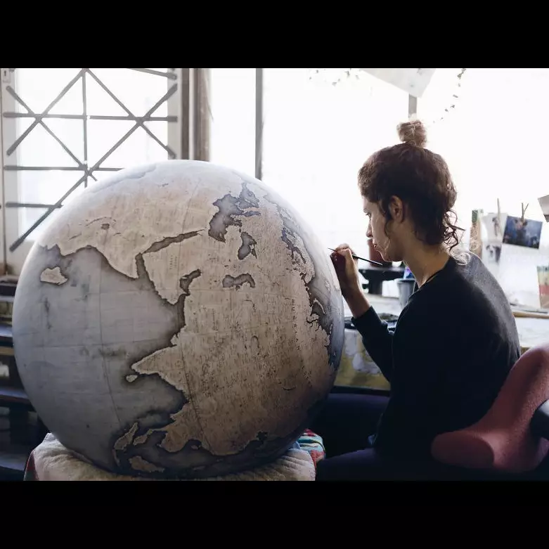 10 Foto ini tunjukkan gimana proses pembuatan globe 100 tahun lalu