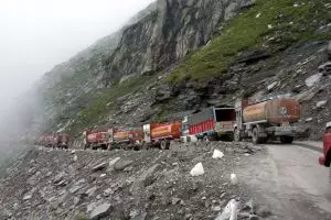 10 Jalan raya  berbahaya ini cuma ada di India, bikin deg deg ser