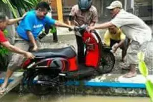 Naik motor sambil main HP, gadis ini tiba-tiba tercebur ke sungai