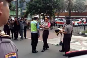 Polisi yang jadi korban amukan ibu-ibu di jalan diganjar penghargaan