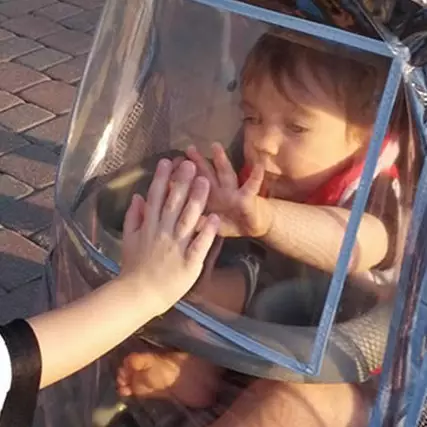 Duh sedihnya, 7 orang ini sejak bayi harus hidup dalam kantong udara