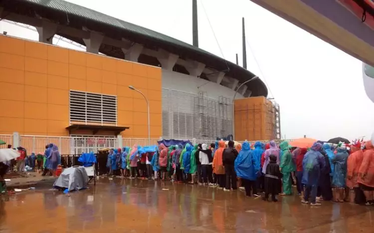 Suporter Final Piala AFF rela antre meski diguyur hujan