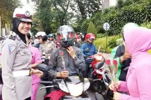 Polwan berhijab cantik ini bikin cowok pengen ditilang  deh