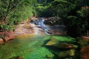 Sungai di negara tetangga ini airnya jernih banget, bisa buat ngaca