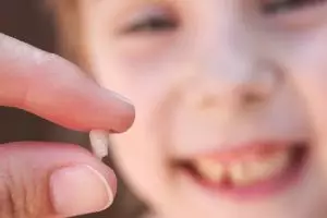 Ini alasan kenapa gigi susu nggak boleh kamu buang setelah copot