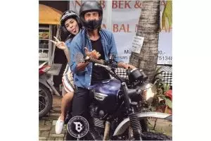 Posting foto 'butuh ojek neng', Hamish Daud-Raisa resmi pacaran?