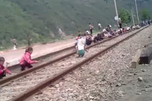 Miris, anak-anak kecil di Korea Utara dipekerjakan perbaiki rel kereta