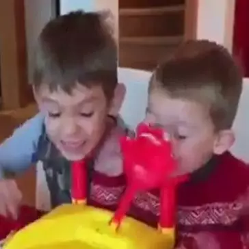 Kakak dan adik main bareng ini kocaknya nggak terduga