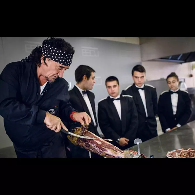 Wow, orang rela membayar pria ini Rp53,6 juta untuk mengiris daging