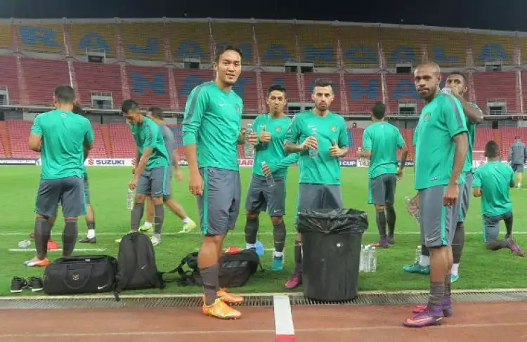 Sebelum bertanding, Timnas Indonesia salat Maghrib di ruang ganti