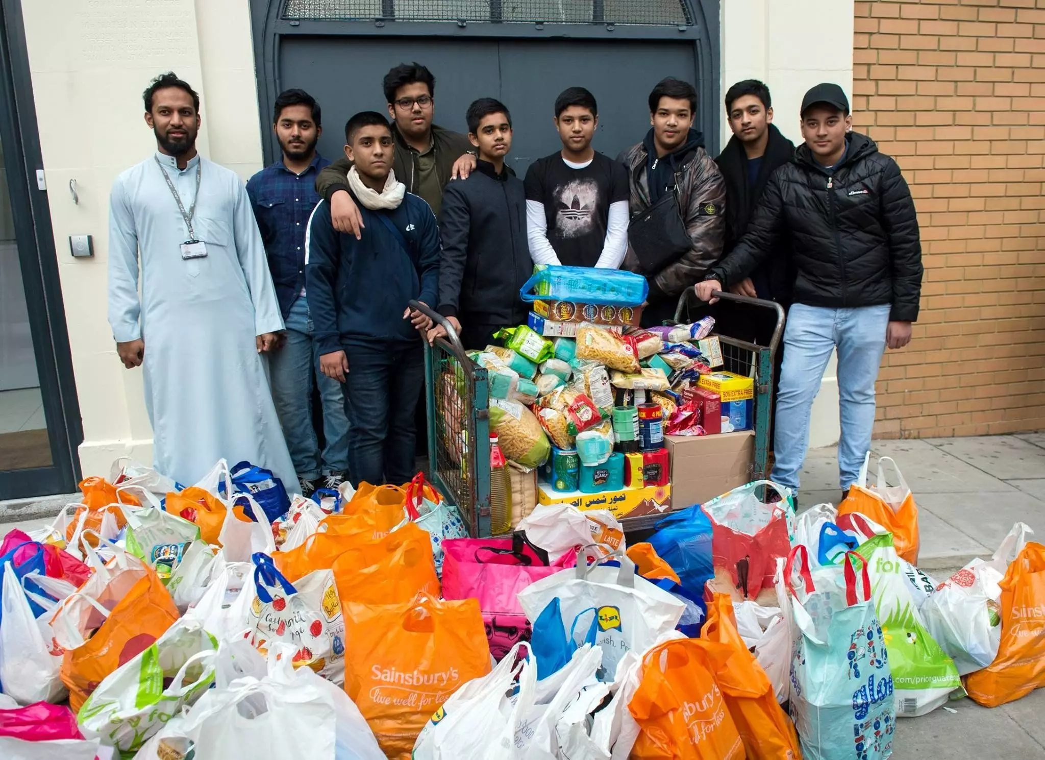 Muslim London sumbang 10 ton makanan untuk fakir miskin di hari Natal