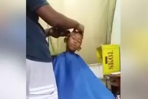 Anak kecil tertidur saat rambutnya dipotong ini bikin tersenyum geli