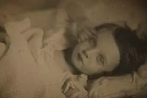 Seramnya potret anak meninggal zaman dulu, seperti masih hidup