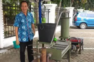 Bantu desa terpencil, Herman bikin pembangkit listrik dari arang
