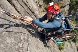 Atlet lumpuh ini panjat tebing setinggi 500 meter pakai kursi roda