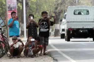 10 Video kocak 'Om Telolet Om' ini bikin pengen teriak pas liat bus