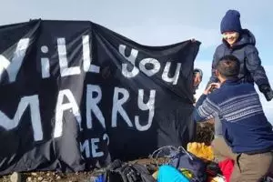 Kakinya sakit, cowok ini berjuang melamar pacarnya di Puncak Rinjani