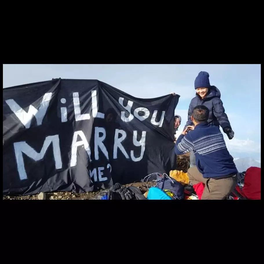 Kakinya sakit, cowok ini berjuang melamar pacarnya di Puncak Rinjani