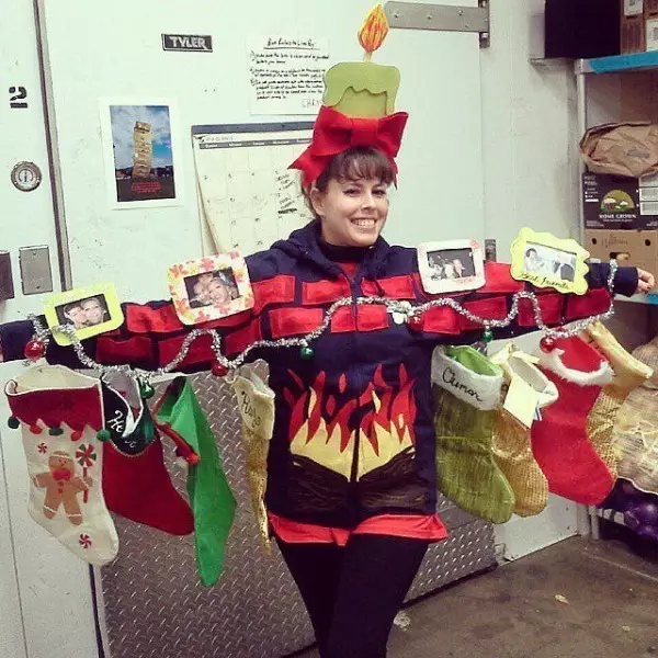 15 Kostum Natal paling absurd ini malah bikin gagal paham, kok ada ya?