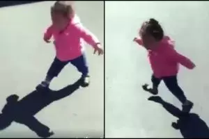 Video anak takut sama bayangan sendiri, aneh sih tapi bikin ngakak