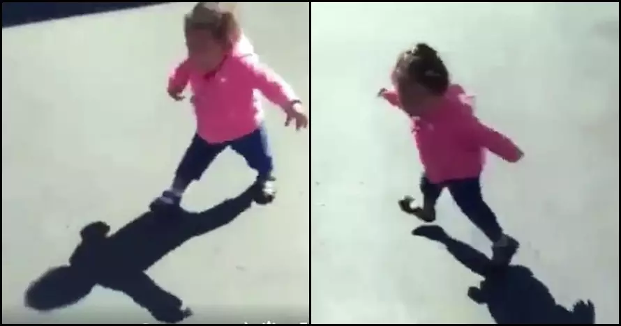 Video anak takut sama bayangan sendiri, aneh sih tapi bikin ngakak